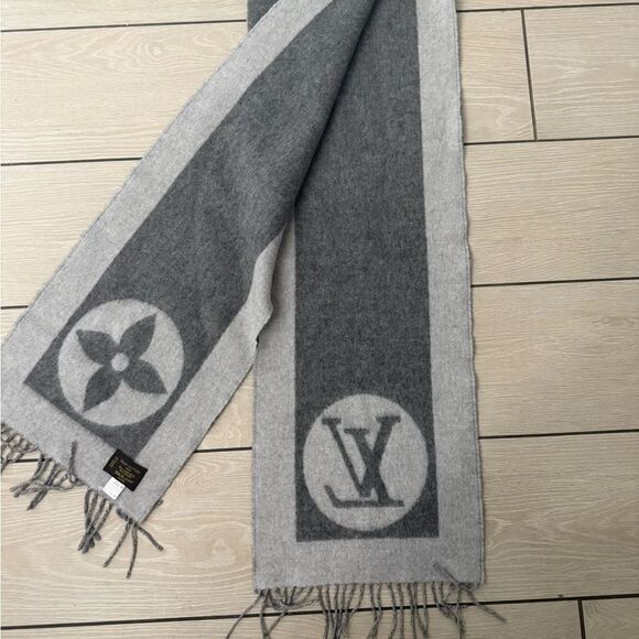 Used excellent condition LV Elegant Gray Wool Scarf - Picture 6 of 7